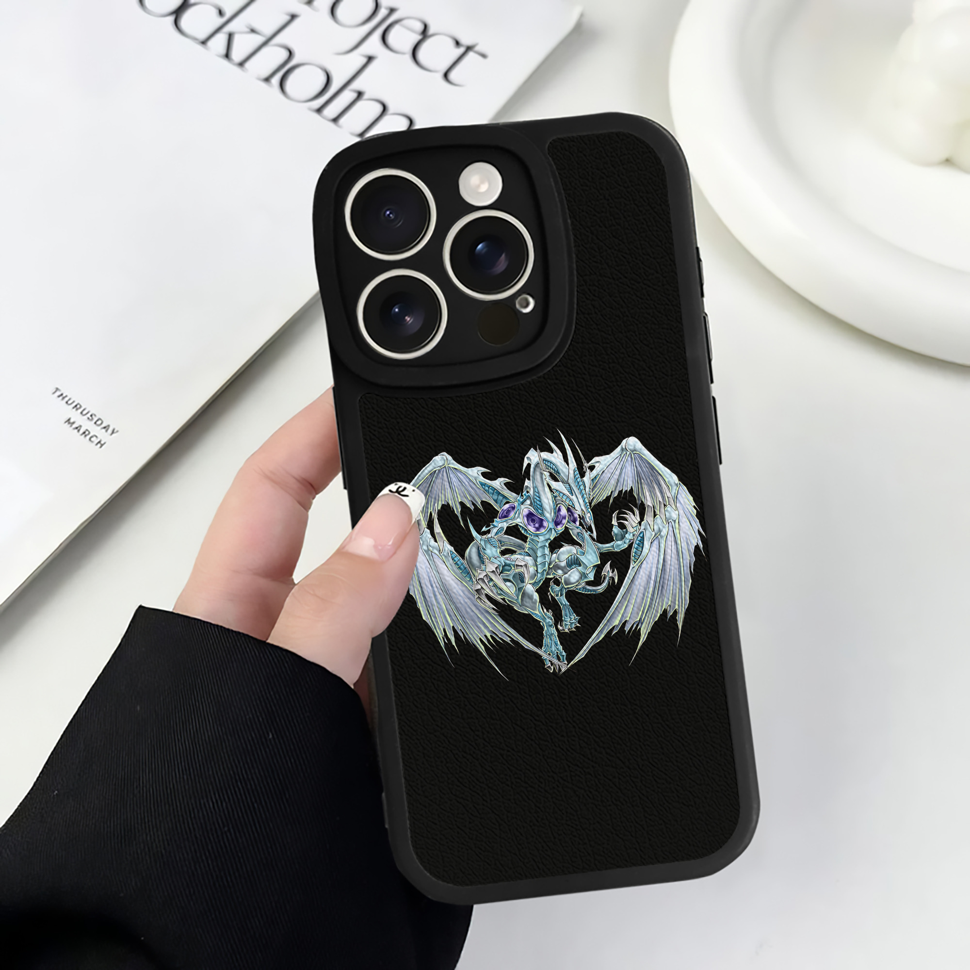 （画像用） 遊☆戯☆王 Yu-Gi-Oh! 【iPhone 16シリーズ対応】シリコンスマホケース（レザー調） 材質：シリコン